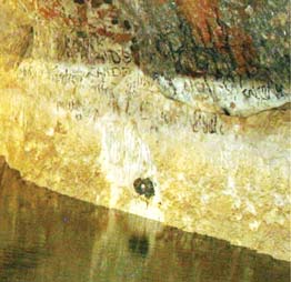 Надписи на стенах глубоко в пещерах Ломбрив